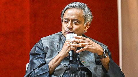 இந்தியா பதிலடியாக அமெரிக்காவுக்கு 50% வரியை விதிக்க வேண்டும்: சசி தரூர்