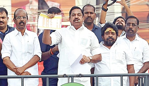 விருதுநகர் மாவட்டம் சாத்தூரில் நேற்று நடைபெற்ற பிரச்சாரக் கூட்டத்தில் பொதுமக்களிடையே பேசிய அதிமுக பொதுச் செயலாளர் பழனிசாமி.