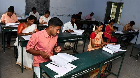 அரசு நிறுவனங்களில் அவுட்சோர்சிங் முறையில் நியமனம்: டிஎன்பிஎஸ்சி மூலம் நிரப்பப்படும் பணியிடங்கள் குறையும் அபாயம்