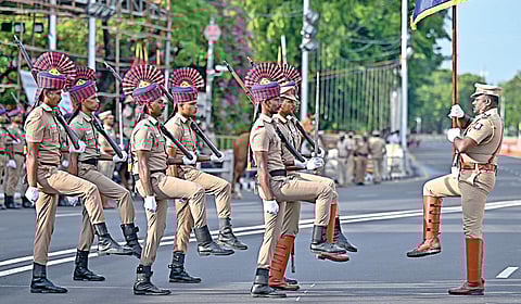 சுதந்திர தின விழாவையொட்டி சென்னை ராஜாஜி சாலையில் அணிவகுப்பு ஒத்திகை நிகழ்ச்சியில் ஈடுபட்ட காவல் துறையினர். | படம்: எஸ்.சத்தியசீலன் |