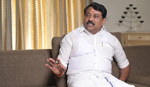 வெளிமாநில தமிழ் சங்கங்களுக்கு தமிழ் பாடநூல்களை இலவசமாக வழங்கி வந்ததை நிறுத்திவைப்பதா? - நயினார் நாகேந்திரன் கண்டனம்