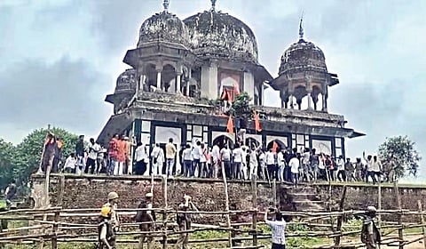 பதேபூர் தர்காவில் புகுந்த இந்துத்துவா அமைப்பினர்.