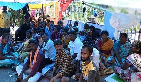 தூய்மைப் பணியை தனியாருக்கு தருவதை எதிர்த்து வழக்கு: மாநகராட்சி நிர்வாகம், தமிழக அரசு பதிலளிக்க உத்தரவு