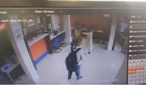 மத்திய பிரதேச மாநிலம் ஜபல்பூர் வங்கியில் பட்டப்பகலில் 15 கோடி தங்கம், பணம் கொள்ளை