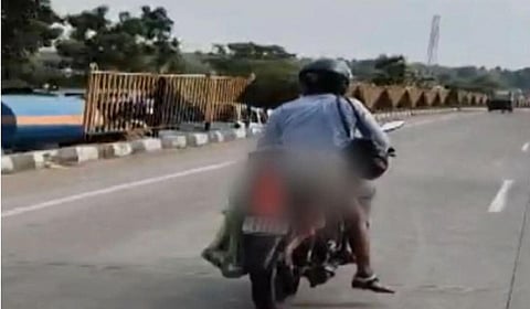 நாக்பூரில் விபத்தில் சிக்கி உயிரிழந்த மனைவியின் உடலை பைக்கில் எடுத்துச் சென்ற கணவர்