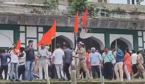 உ.பி.யின் பரூக்காபாத்திலும் தர்காவா? கோயிலா? சர்ச்சை: இரு தரப்பினர் நடத்திய போராட்டம் தொடர்பாக 145 பேர் மீது வழக்கு