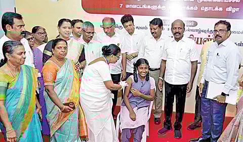 ஜப்பானிய மூளைக் காய்ச்சல் தடுப்பூசி திட்டத்தை சுகாதாரத் துறை அமைச்சர் மா.சுப்பிரமணியன் 
7 மாவட்டங்களுக்கு விரிவாக்கம் செய்து தொடங்கி வைத்தார். துறை செயலாளர் ப.செந்தில்குமார், மத்திய வட்டார துணை ஆணையர் எச்.ஆர்.கௌசிக், பொது சுகாதாரம் மற்றும் நோய்த்தடுப்பு மருந்து துறை இயக்குநர் சோமசுந்தரம், மருத்துவம் மற்றும் ஊரக நலப் பணிகள் இயக்குநர் சித்ரா, நிலைக் குழுத் தலைவர் (சுகாதாரம்) கோ.சாந்தகுமாரி, இணை இயக்குநர் வினய், மாநகர நல அலுவலர் ஜெகதீசன் உள்ளிட்டோர் கலந்து கொண்டனர்.