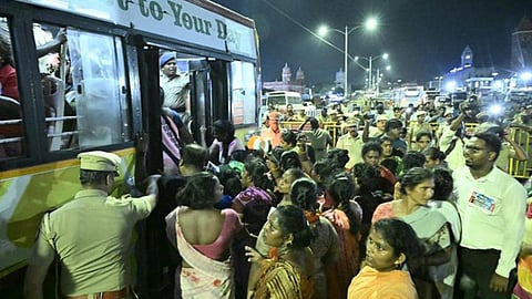போராடிய தூய்மைப் பணியாளர்கள் கைது - சென்னை ரிப்பன் மாளிகை பகுதியில் நள்ளிரவில் நடந்தது என்ன?