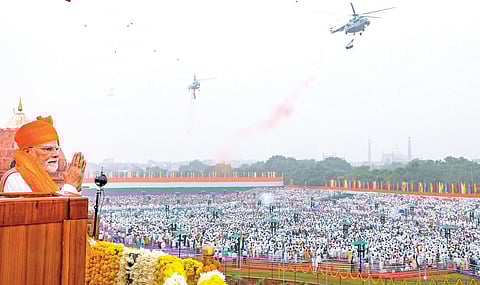 சுதந்திர தினத்தையொட்டி, டெல்லி செங்கோட்டையில் பிரதமர் மோடி நேற்று தேசியக்
கொடியை ஏற்றிவைத்து, நாட்டு மக்களுக்கு உரையாற்றினார்.படம்: பிடிஐ