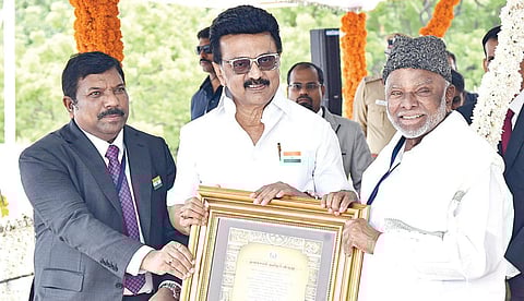 சென்னை தலைமைச் செயலக கோட்டை முகப்பில் நேற்று நடைபெற்ற சுதந்திர தின விழாவில், இந்தாண்டுக்கான தகைசால் தமிழர் விருதுடன் ரூ.10 லட்சத்துக்கான காசோலை மற்றும் பாராட்டுச் சான்றிதழை இந்திய யூனியன் முஸ்லிம் லீக் தேசியத் தலைவர் பேராசிரியர் கே.எம்.காதர் மொகிதீனுக்கு முதல்வர் மு.க.ஸ்டாலின் வழங்கினார். உடன் தலைமைச் செயலாளர் நா.முருகானந்தம்.