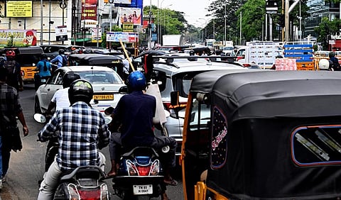 மேம்பாலம் கட்டும் பணிக்காக அண்ணா சாலையில் நாளை முதல் போக்குவரத்து மாற்றம்