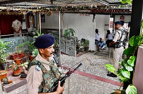 திண்டுக்கல் கோவிந்தாபுரம் பகுதியில் அமலாக்கத் துறை சோதனை நடைபெறும் அமைச்சர் ஐ.பெரியசாமி வீடு. | படம்: நா.தங்கரத்தினம்