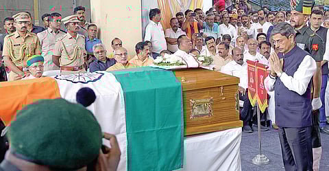 சென்னை பெசன்ட் நகர் மின் மயானத்தில் இல.கணேசன் உடலுக்கு அஞ்சலி செலுத்திய ஆளுநர் ஆர்.என்.ரவி.  படம்:.எல்.சீனிவாசன்