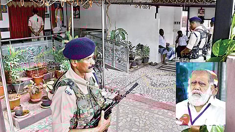 திண்டுக்கல்லில் அமைச்சர் ஐ.பெரியசாமியின் வீட்டில் அமலாக்கத் துறை அதிகாரிகள் சோதனையின்போது துப்பாக்கி ஏந்தி பாதுகாப்பு பணியில் ஈடுபட்ட சிஆர்பிஎஃப் போலீஸார். (உள்படம்) ஐ.பெரியசாமிபடம்: நா.தங்கரத்தினம்