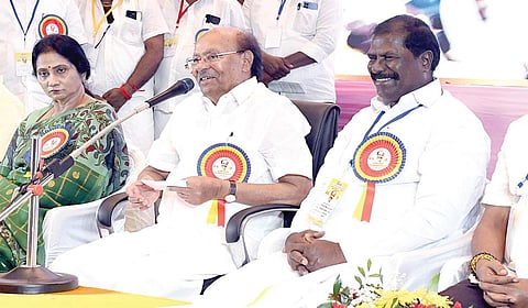 விழுப்புரம் மாவட்டம் பட்டானூரில் நேற்று நடைபெற்ற பாமக சிறப்பு பொதுக்குழுக் கூட்டத்தில் பங்கேற்று பேசிய கட்சி நிறுவனர் ராமதாஸ். உடன், அவரது மகள் ஸ்ரீகாந்தி, கவுரவ தலைவர் ஜி.கே.மணி, அருள் எம்எல்ஏ. | படங்கள்: எம்.சாம்ராஜ் |