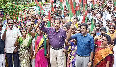 ஐ.டி. ஊழியர் கவின் படுகொலையைக் கண்டித்து திருச்சி ஆட்சியர் அலுவலகம் அருகே நேற்று கட்சித் தலைவர் கிருஷ்ணசாமி தலைமையில் ஆர்ப்பாட்டம் நடத்திய புதிய தமிழகம் கட்சியினர். | படம்: ர.செல்வமுத்துகுமார் |