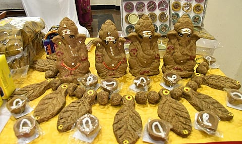 மகளிர் சுய உதவிக்குழு மூலம் பஞ்சகவ்ய விநாயகர் சிலைகள் விற்பனை