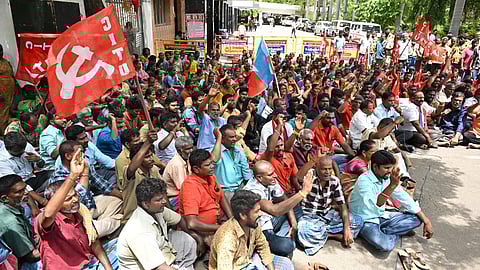 மதுரை மாநகராட்சி வளாகத்தில் போராட்டத்தில் ஈடுபட்ட தூய்மைப் பணியாளர்கள்.