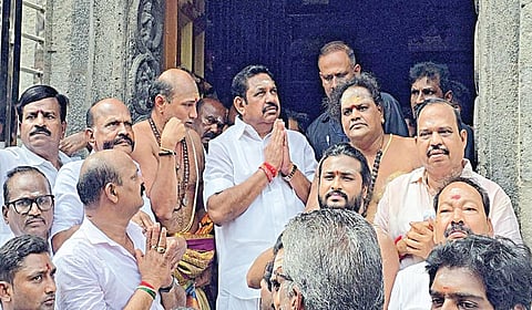 திருவண்ணாமலை அண்ணாமலையார் கோயிலில் அதிமுக பொதுச் செயலாளர் பழனிசாமி நேற்று சுவாமி தரிசனம் செய்தார்.