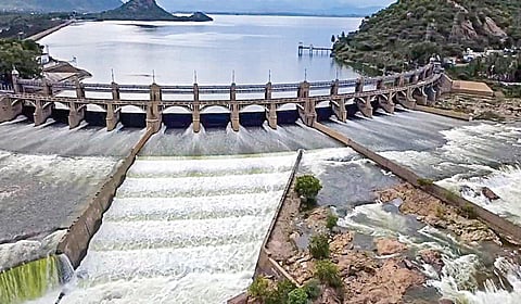 முன்னெச்சரிக்கை நடவடிக்கையாக மேட்டூர் அணையில் இருந்து நேற்று மாலையில் விநாடிக்கு 50 ஆயிரம் கனஅடி நீர் திறக்கப்பட்டு, 16 கண் மதகு வழியாக நீர் பாய்ந்து வெளியேறி வருகிறது.