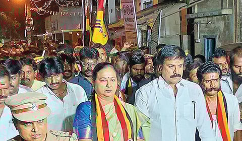 மயிலாடுதுறையில் நேற்று பிரச்சாரம் மேற்கொண்ட தேமுதிக பொதுச் செயலாளர் பிரேமலதா. | படம்: வீ.தமிழன்பன் |