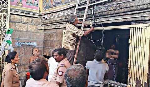 திருச்செங்கோடு அர்த்தநாரீஸ்வரர் கோயில் அர்த்த மண்டபத்தில் காவல் துறையினரின் பாதுகாப்புடன் கேமரா பொருத்தப்பட்டது.