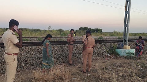விருதுநகர் அருகே ரயிலில் அடிபட்டு 3 பெண்கள் உயிரிழப்பு
