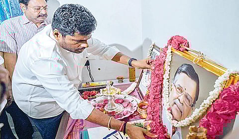 சென்னை தி.நகரில் உள்ள இல.கணேசனின் வீட்டுக்கு சென்று அவரது படத்துக்கு பாஜக முன்னாள் மாநில தலைவர் அண்ணாமலை மாலை அணிவித்து மரியாதை செலுத்தினார்.