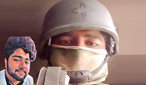 ஸ்ரீமுஷ்ணத்தில் இருந்து ரஷ்யாவுக்கு மருத்துவம் படிக்கச் சென்ற  மாணவர் கிஷோர் ராணுவ உடையில் துப்பாக்கியு டன் இருக்கிறார்.