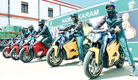 முன்னாள் வீரர்களின் குறைகளைக் கேட்டறிய ராணுவத்தினர் இருசக்கர வாகனப் பேரணி