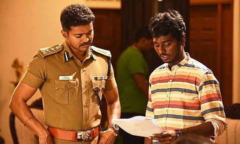 பரிசுடன் படப்பிடிப்புக்கு வந்த விஜய்! | ப்ரியமுடன் விஜய் 38