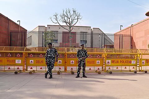 நாடாளுமன்ற வளாகத்துக்கு அருகே சுற்றித் திரிந்த சந்தேக நபர் கைது