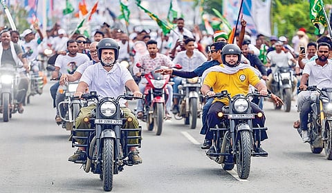 மக்களவை எதிர்க்கட்சித் தலைவர் ராகுல் காந்தி தலைமையில் பிஹாரின் புர்னியா பகுதியில் நேற்று மோட்டார் சைக்கிள் பேரணி நடைபெற்றது. இதில் ராஷ்டிரிய ஜனதா தள மூத்த தலைவர் தேஜஸ்வி யாதவ் உட்பட ஏராளமானோர் பங்கேற்றனர். | படம்: பிடிஐ |