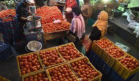 கோயம்பேடு சந்தையில் தக்காளி கிலோ ரூ.40 ஆக உயர்வு: சில்லறை கடைகளில் ரூ.60-க்கு விற்பனை