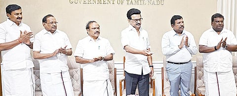 தமிழகத்தின் பல்வேறு பகுதிகளிலும் கட்டப்பட்டுள்ள ஐடிஐக்கள், கல்விசார் கட்டிடங்கள் உள்ளிட்டவற்றை சென்னை தலைமைச் செயலகத்தில் முதல்வர் ஸ்டாலின் நேற்று திறந்து வைத்தார். உடன் அமைச்சர்கள் மு.பெ.சாமிநாதன், ரகுபதி, சி.வி.கணேசன், எஸ்.எஸ்.சிவசங்கர், தலைமைச் செயலர் முருகானந்தம் ஆகியோர்.