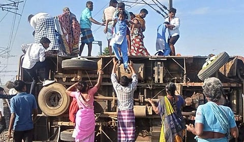 விருத்தாசலம் அருகே ரயில் பாதையில் பள்ளி வேன் கவிழ்ந்து விபத்து: ஓட்டுநர் மீது கிரிமினல் வழக்குப்பதிவு