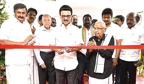 கோட்டூர்புரத்தில் சென்னை இதழியல் கல்வி நிறுவனத்தை முதல்வர் மு.க.ஸ்டாலின் நேற்று தொடங்கி வைத்தார். உடன் திராவிடர் கழகத் தலைவர் கி.வீரமணி, துணை முதல்வர் உதயநிதி ஸ்டாலின், அமைச்சர்கள் மு.பெ.சாமிநாதன், மா.சுப்பிரமணியன், சென்னை இதழியல் நிறுவனத்தின் நிர்வாகக் குழு தலைவர் ‘இந்து’ என்.ரவி, விஜய் வசந்த் எம்.பி., தமிழ் வளர்ச்சி மற்றும் செய்தித்துறை செயலாளர் வே.ராஜாராமன் உள்ளிட்டோர்.