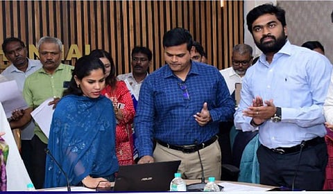 மாநகராட்சியின் 32 சேவைகளை வாட்ஸ்அப்பில் வழங்கும் திட்டம்: மேயர் பிரியா தொடங்கி வைத்தார்