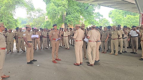 ஆம்பூரில் குவிக்கப்பட்டுள்ள போலீஸார்.