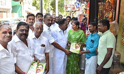 இபிஎஸ் பயணம் வெற்றி பெற மீனாட்சி அம்மன் கோயிலில் செல்லூர் ராஜூ வழிபாடு