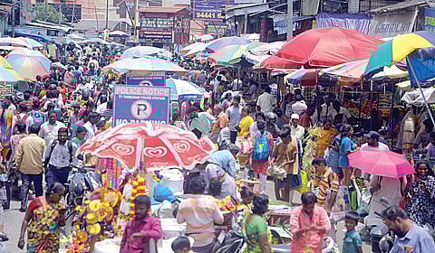 விநாயகர் சதுர்த்தியை முன்னிட்டு, பூஜை பொருட்களை வாங்க  தாம்பரம் சண்முகம் சாலையில் நேற்று திரண்ட மக்கள் கூட்டம். | படம்: எம்.முத்துகணேஷ் |