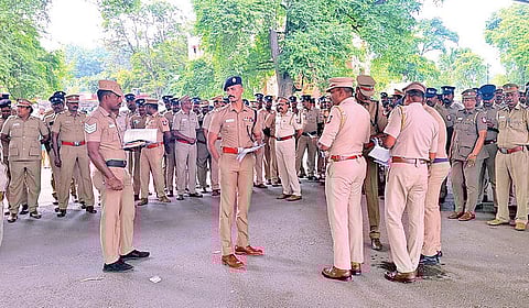 ஆம்பூர் கலவர வழக்கில் தீர்ப்பையொட்டி ஆம்பூர் பகுதியில் எஸ்.பி. மயில்வாகனன் தலைமையில் காவலர்கள் குவிக்கப்பட்டிருந்தனர்.