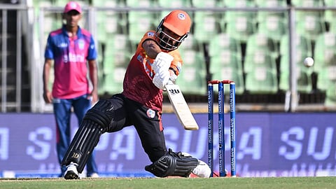 13 பந்துகளில் 11 சிக்ஸர்களை விளாசிய கேரள வீரர்: உள்ளூர் கிரிக்கெட் லீக்கில் அதிரடி!