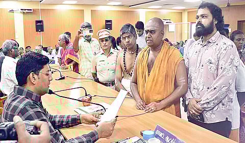 மாவட்ட ஆட்சியர் பிரவீன்குமாரிடம் மனு அளித்த மத் விஷ்வலிங்க தம்புரான். | படம்: எஸ்.கிருஷ்ணமூர்த்தி |