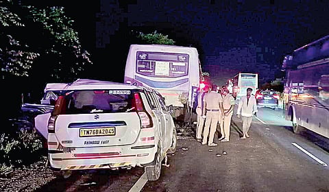 திருச்சி அருகே சிறுகனூர் நெடுங்கூரில் நேற்று அதிகாலையில் நின்று கொண்டிருந்த பேருந்தின் மீது மோதி விபத்துக்குள்ளான கார்.