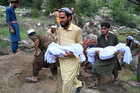 நுர்கால் மாவட்டத்தில் நிலநடுக்கத்தால் உயிரிழந்த குழந்தைகளை சுமந்து செல்லும் உறவினர்கள்