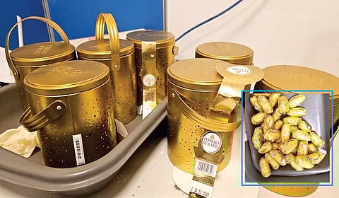 கொகைன் போதைப் பொருள் அடைத்து எடுத்து வரப்பட்ட சாக்லெட் பெட்டிகள். (உள்படம்) சாக்லெட் வடிவில் இருந்த கொகைன் போதைப் பொருள்.