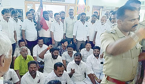 திண்டிவனம் நகராட்சி அலுவலகத்தில் உள்ளிருப்பு போராட்டத்தில் ஈடுபட்ட அதிமுக எம்எல்ஏ அர்ஜுனன் உள்ளிட்டோர்.