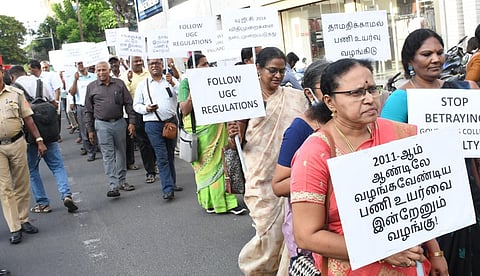 புதுச்சேரி, காரைக்கால் உதவிப் பேராசிரியர்கள் பேரணி | படம்: எம்.சாம்ராஜ்