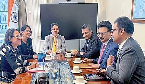 இங்கிலாந்து நாட்டின், லண்டன் நகரில் உள்ள வெளியுறவு, காமன்வெல்த் மற்றும் மேம்பாட்டு அலுவலகத்தில், இங்கிலாந்து அமைச்சர், நாடாளுமன்ற துணை செயலாளர் (இந்தோ-பசிபிக்) கேத்தரின் வெஸ்ட்டை, முதல்வர் மு.க.ஸ்டாலின் சந்தித்து பேசினார். உடன் தமிழக தொழில், முதலீட்டு ஊக்குவிப்பு துறை அமைச்சர் டி.ஆர்.பி.
ராஜா, முதல்வரின் முதன்மைச் செயலாளர் பு.உமாநாத், துறை செயலாளர் வி.அருண் ராய், தமிழ்நாடு தொழில் வழிகாட்டி நிறுவனத்தின் மேலாண்மை இயக்குநர் மற்றும் தலைமை செயல் அலுவலர் மருத்துவர் தாரேஸ் அகமது மற்றும் அரசு உயர் அலுவலர்கள்.